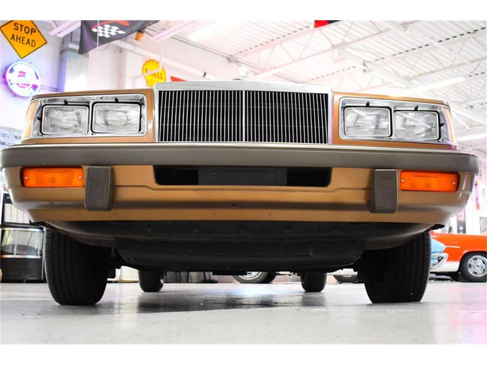 1986 Chrysler LeBaron - Image 28 of 31