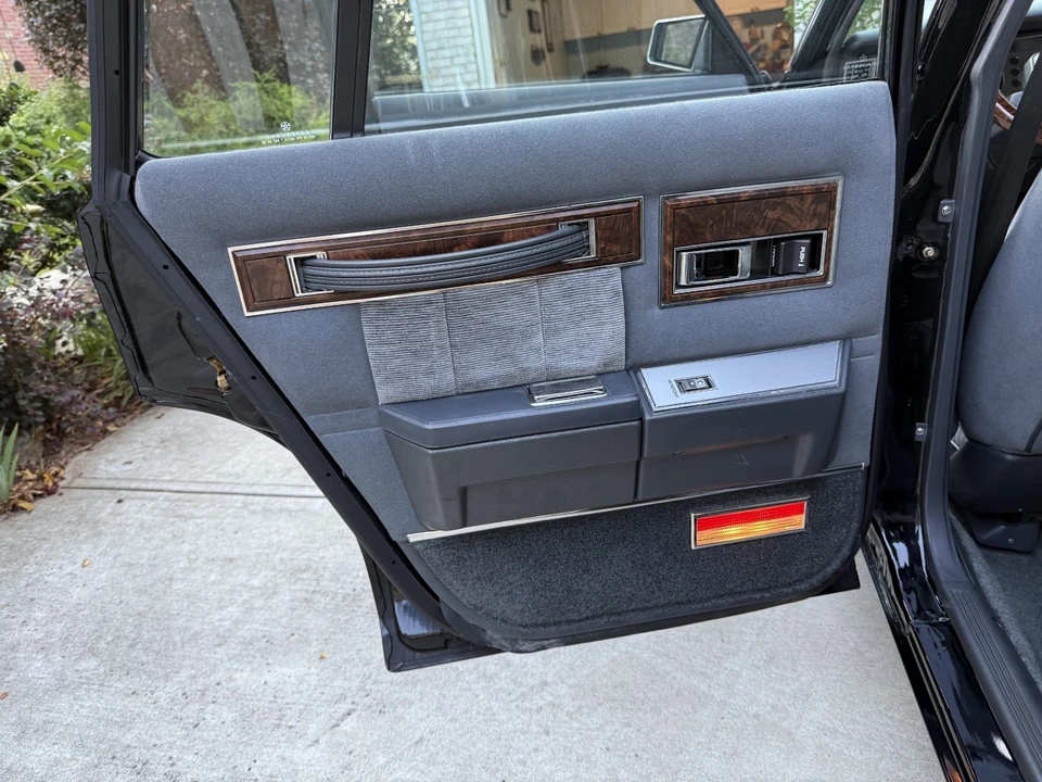 1986 Chrysler LeBaron - Image 27 of 31