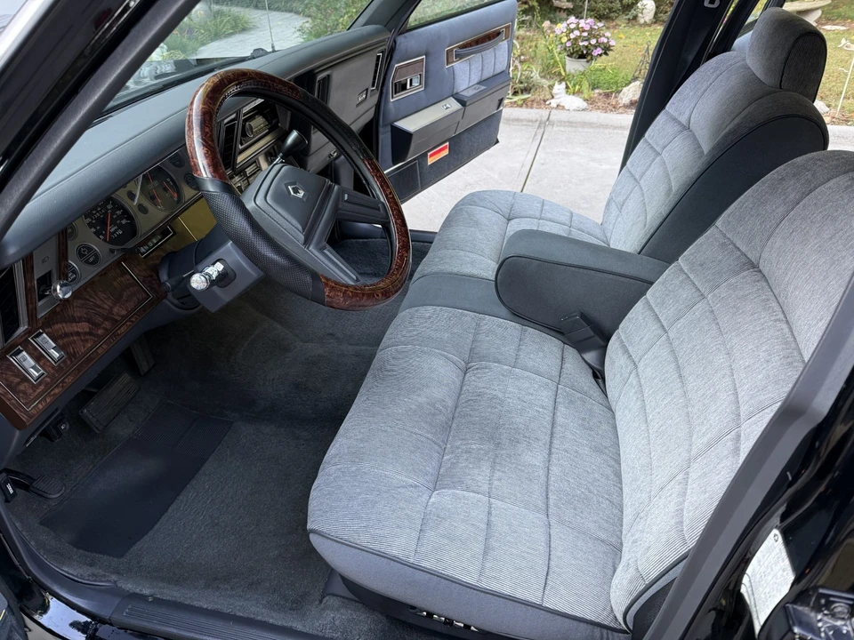 1986 Chrysler LeBaron - Image 23 of 31