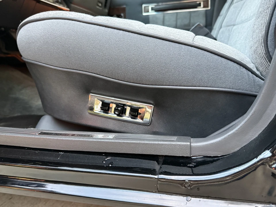 1986 Chrysler LeBaron - Image 24 of 31