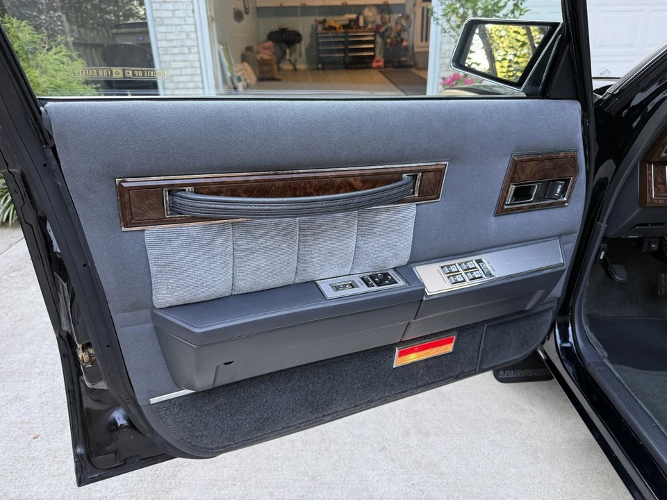 1986 Chrysler LeBaron - Image 25 of 31