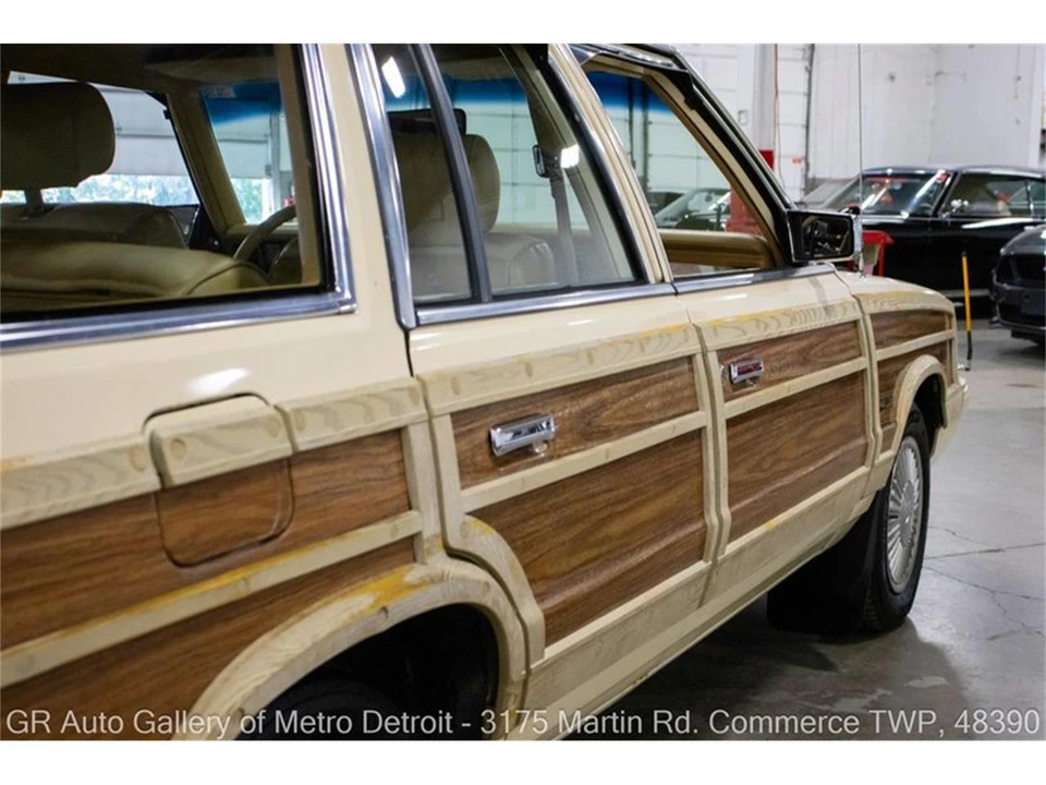 1986 Chrysler LeBaron - Image 23 of 31