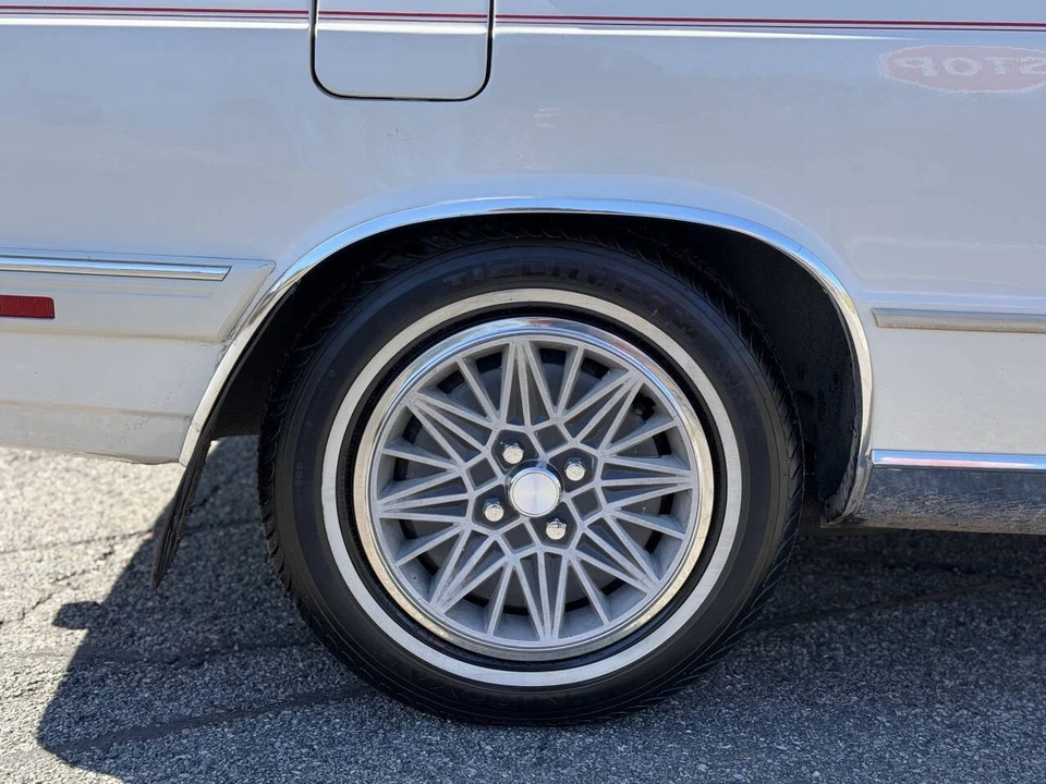 1986 Chrysler LeBaron - Image 15 of 21