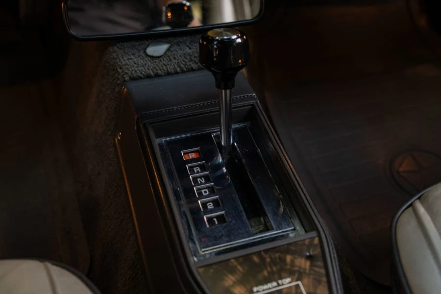 1986 Chrysler LeBaron - Image 29 of 31