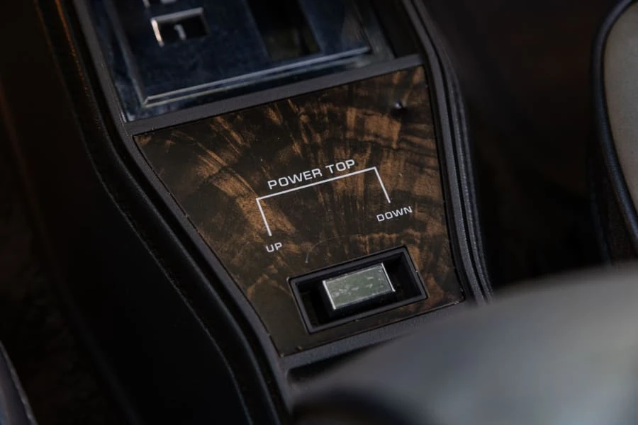 1986 Chrysler LeBaron - Image 21 of 31