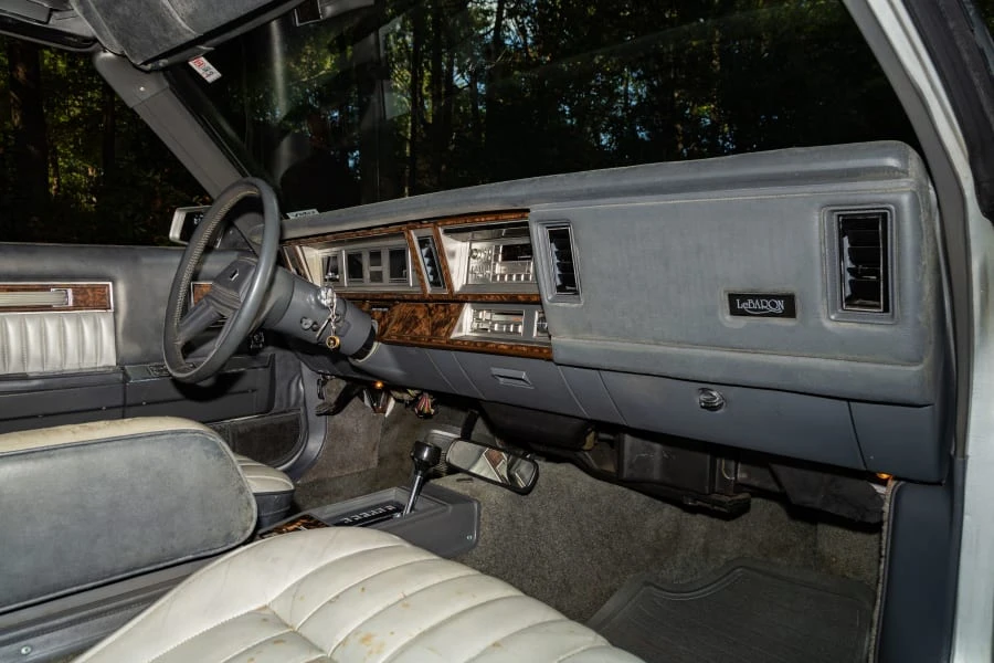 1986 Chrysler LeBaron - Image 24 of 31