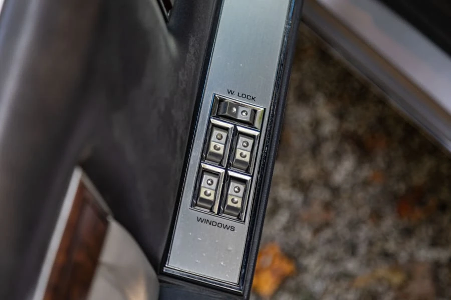 1986 Chrysler LeBaron - Image 19 of 31