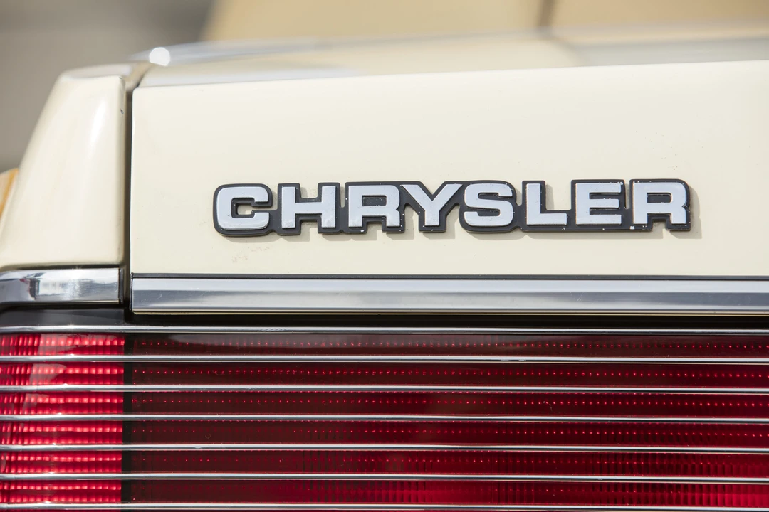 1986 Chrysler LeBaron - Image 25 of 31