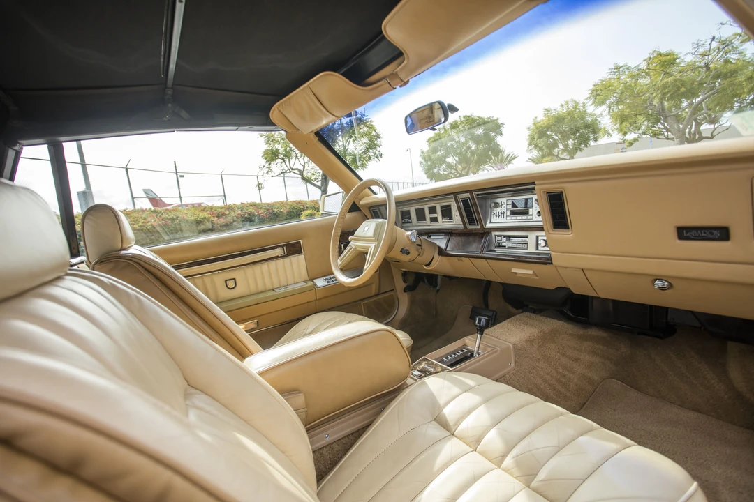 1986 Chrysler LeBaron - Image 23 of 31