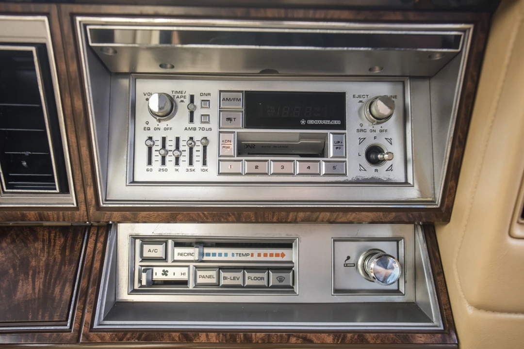 1986 Chrysler LeBaron - Image 15 of 31