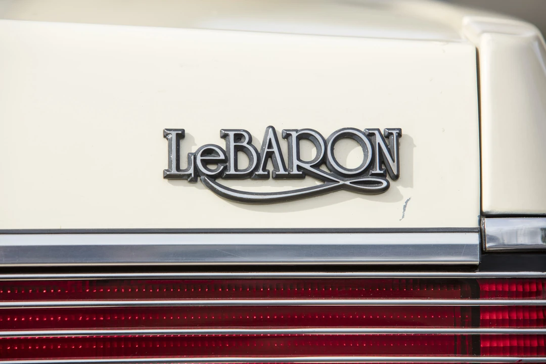 1986 Chrysler LeBaron - Image 27 of 31