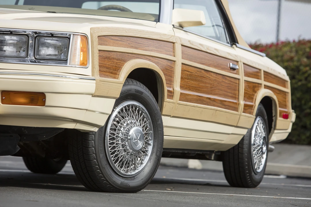 1986 Chrysler LeBaron - Image 30 of 31
