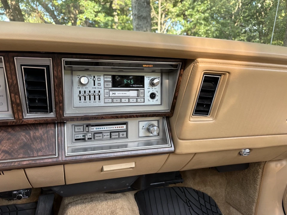 1986 Chrysler LeBaron - Image 21 of 22