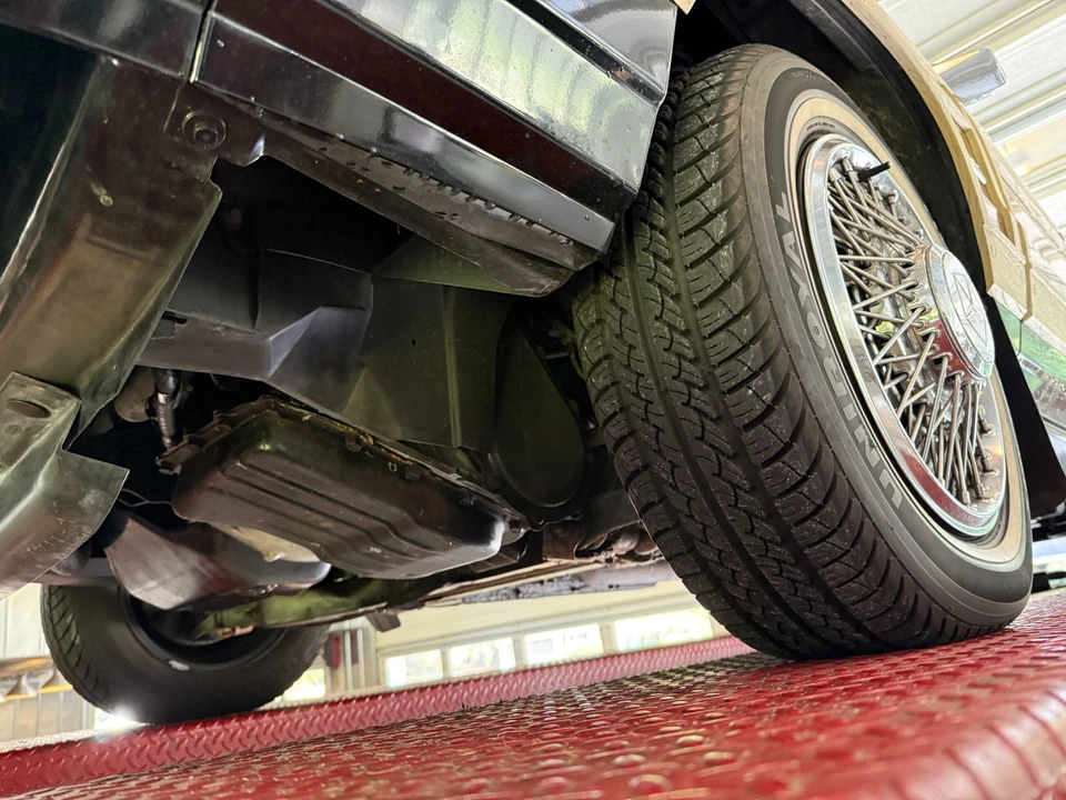 1986 Chrysler LeBaron - Image 10 of 11