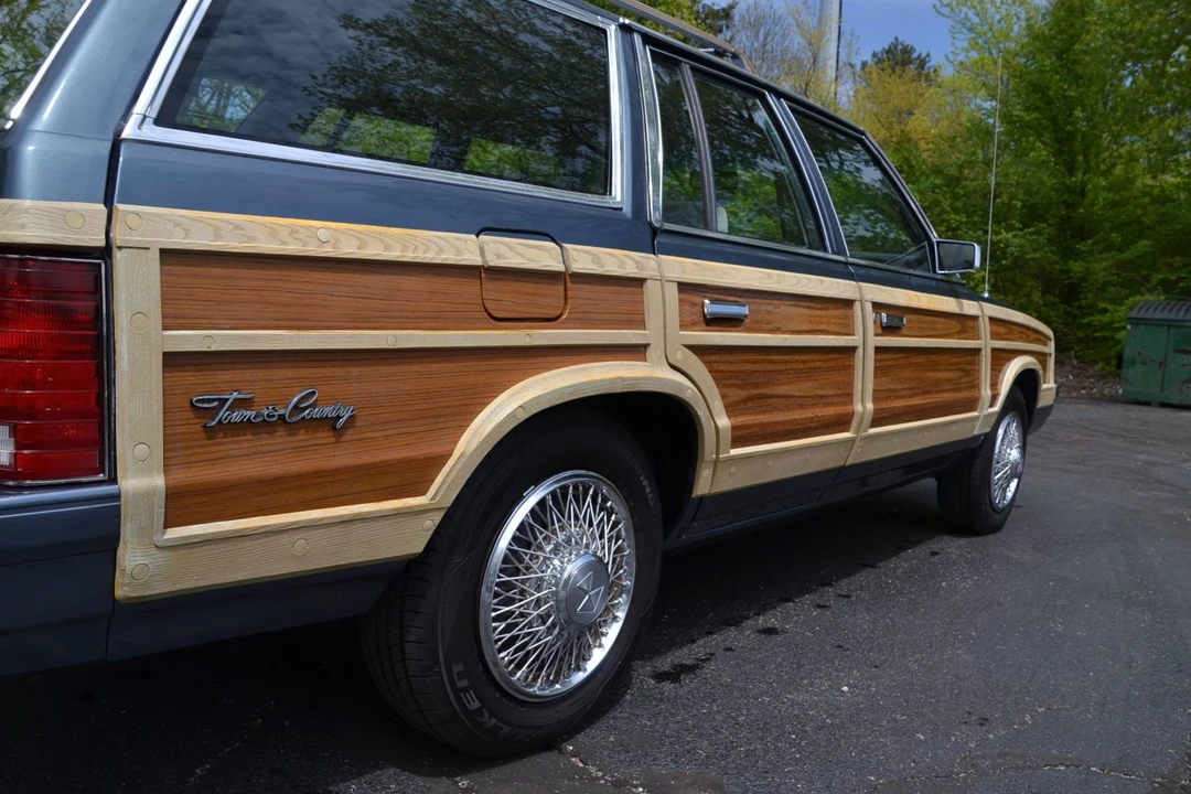 1986 Chrysler LeBaron - Image 22 of 31