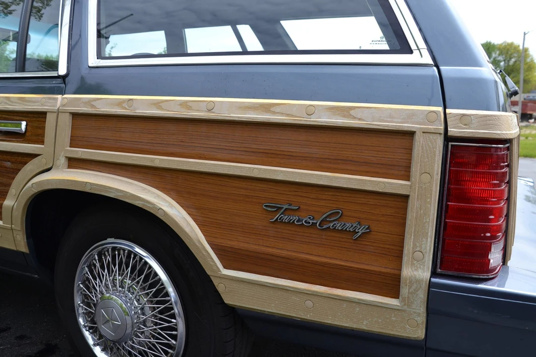1986 Chrysler LeBaron - Image 23 of 31