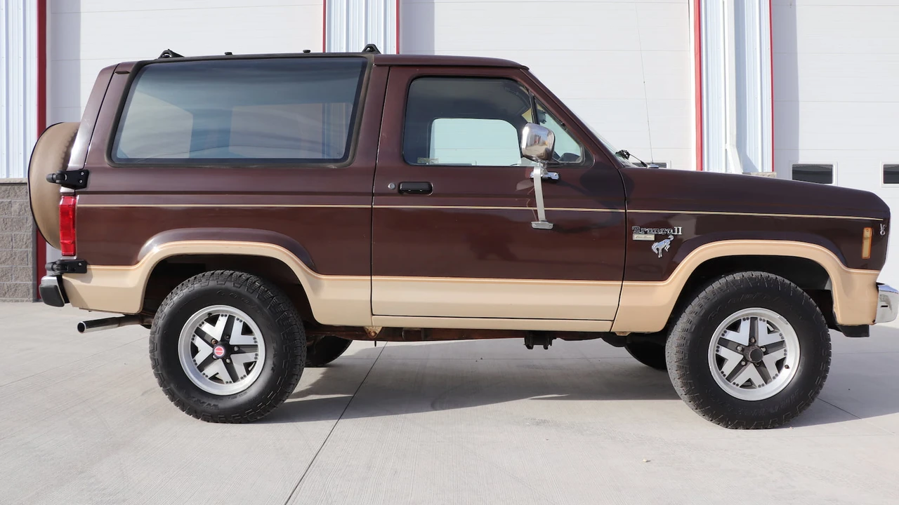 1986 Ford Bronco II - Image 9 of 11