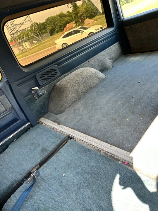 1986 GMC Suburban 7th Gen - Image 8 of 11