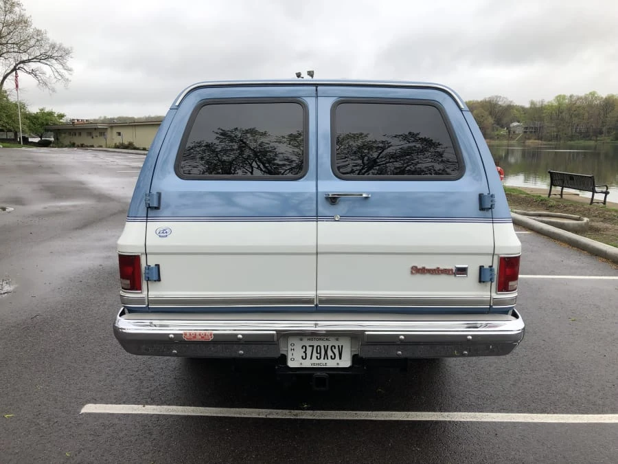 1986 GMC Suburban 7th Gen - Image 11 of 12
