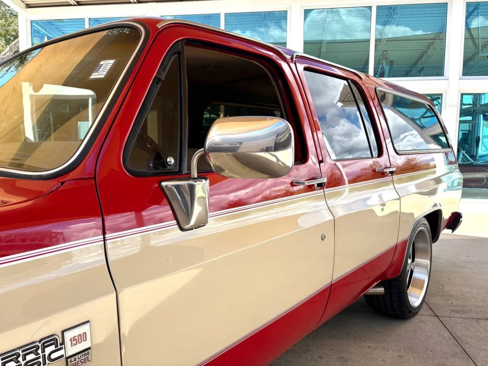 1986 GMC Suburban 7th Gen - Image 11 of 21