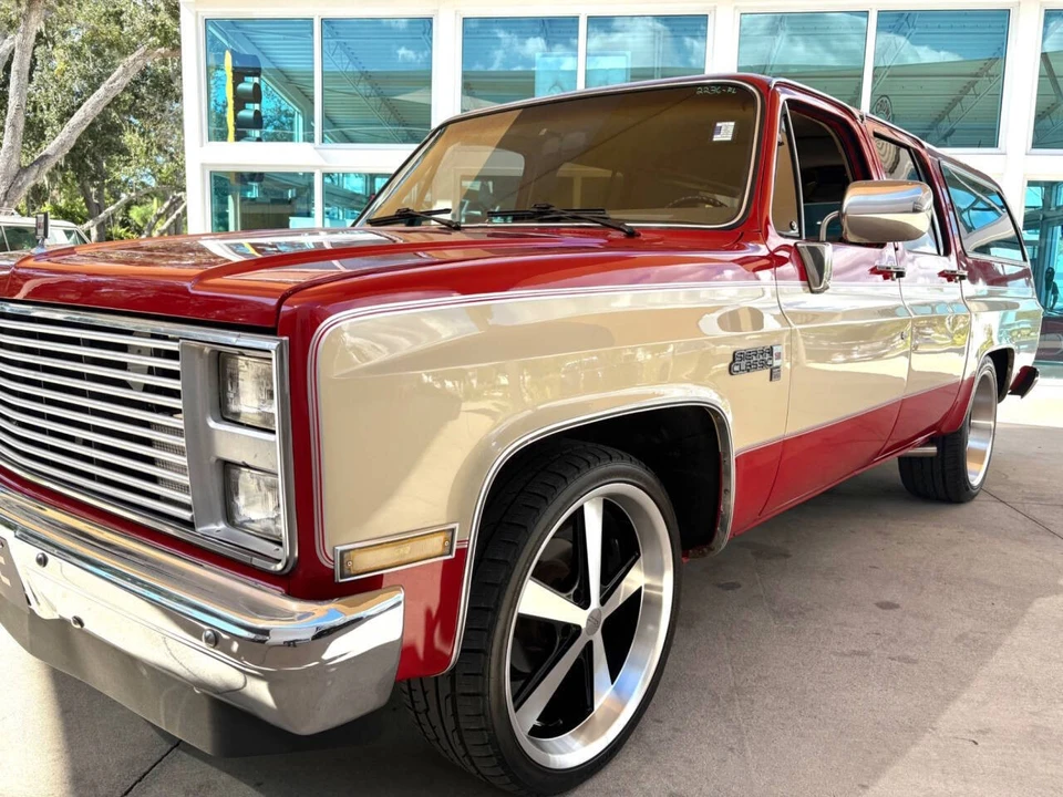 1986 GMC Suburban 7th Gen - Image 10 of 21
