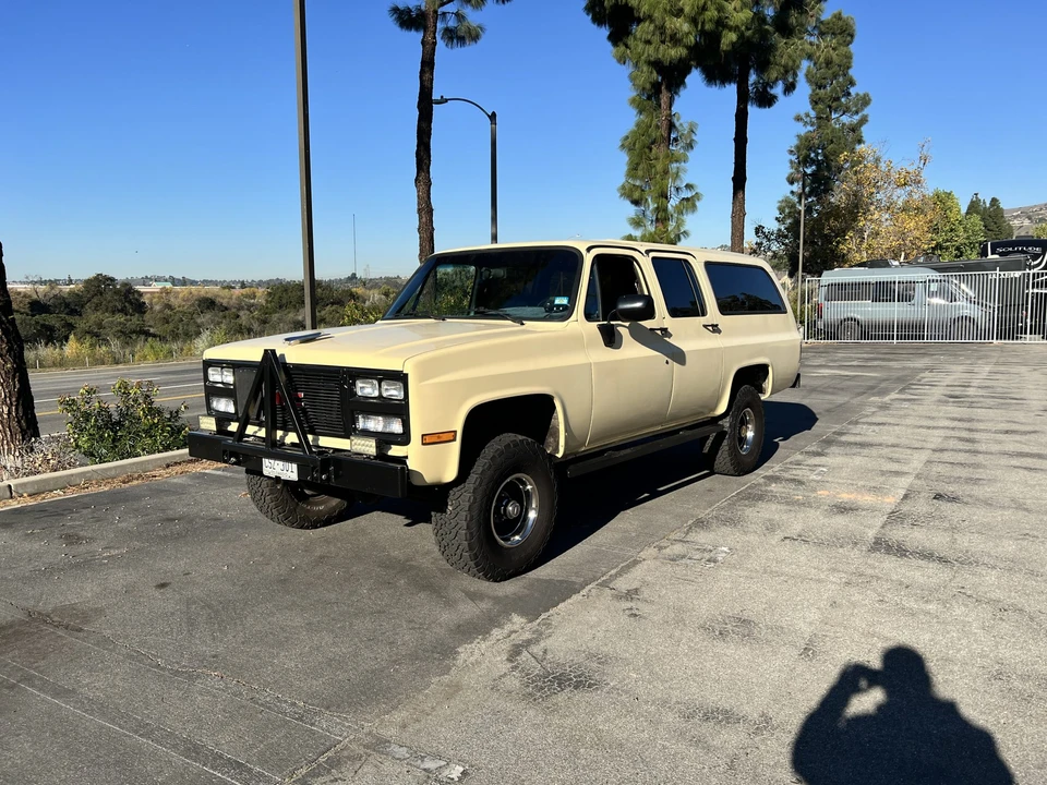 1986 GMC Suburban 7th Gen - Image 9 of 31