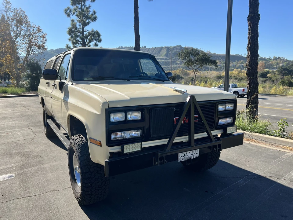 1986 GMC Suburban 7th Gen - Image 25 of 31