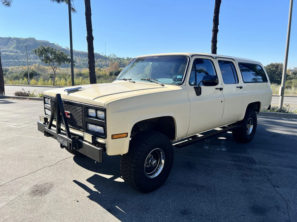 1986 GMC Suburban 7th Gen - Image 2 of 31