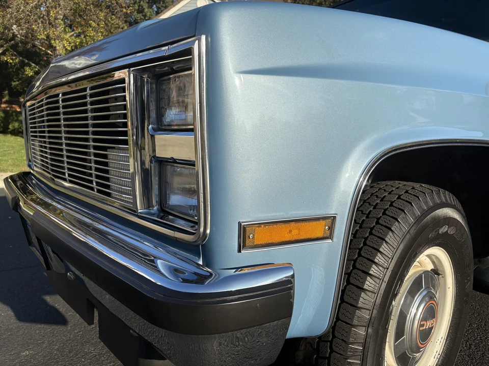 1986 GMC Suburban 7th Gen - Image 19 of 31