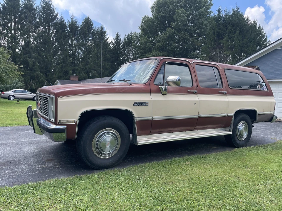 1986 GMC Suburban 7th Gen - Image 2 of 31