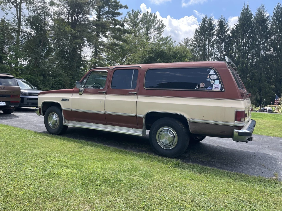 1986 GMC Suburban 7th Gen - Image 18 of 31