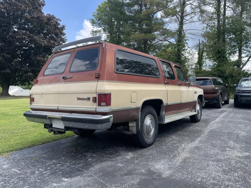 1986 GMC Suburban 7th Gen - Image 14 of 31