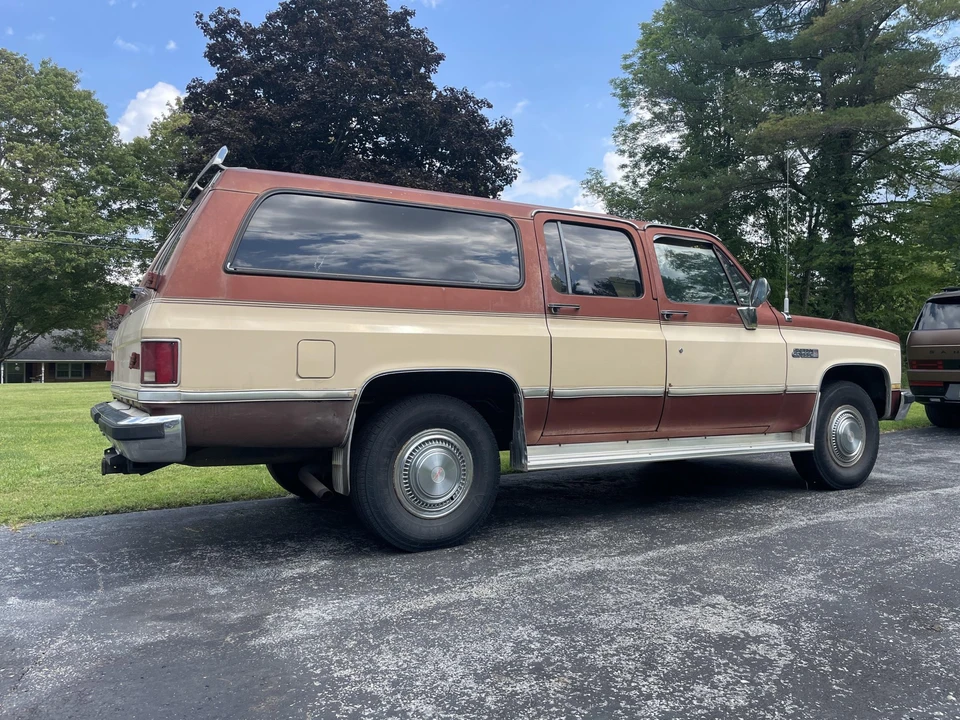 1986 GMC Suburban 7th Gen - Image 13 of 31