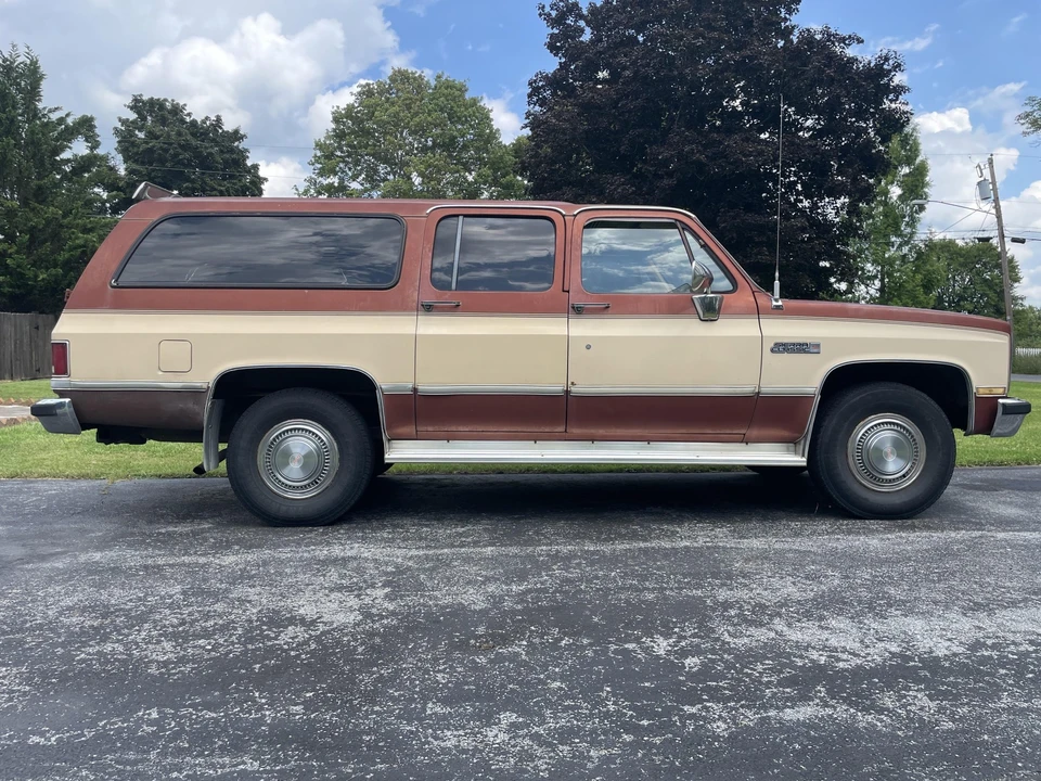 1986 GMC Suburban 7th Gen - Image 11 of 31