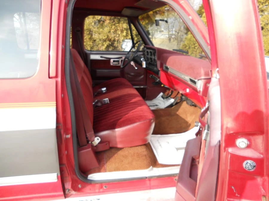 1986 GMC Suburban 7th Gen - Image 4 of 8