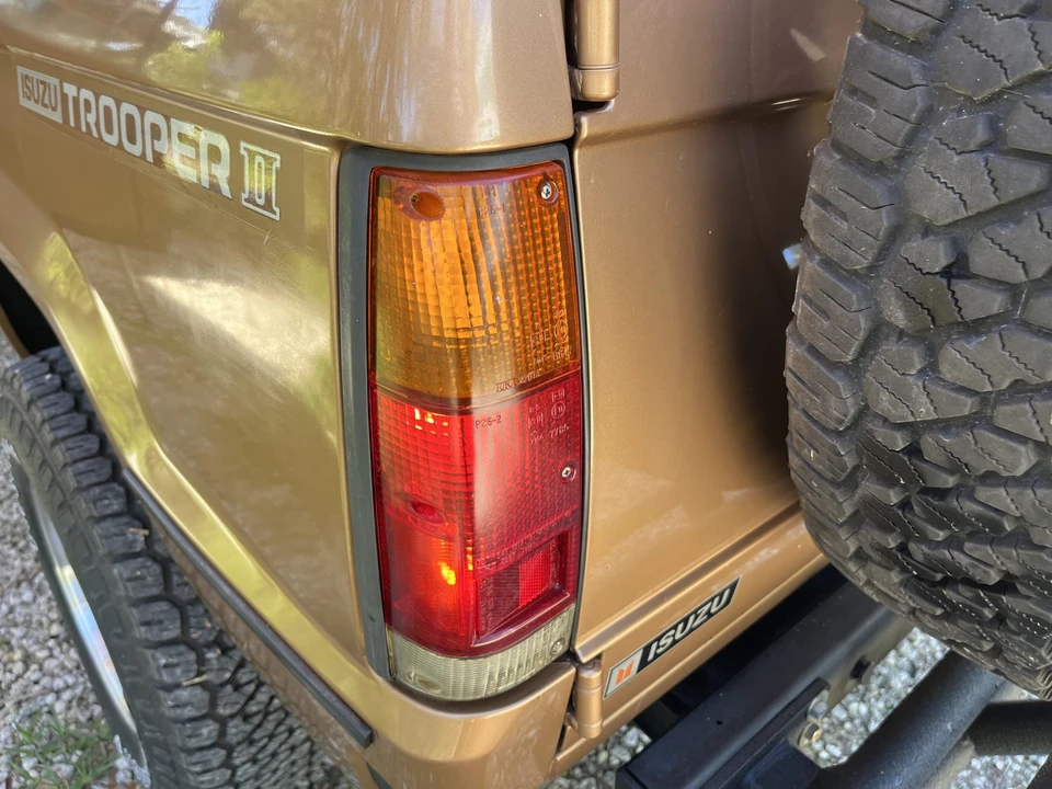 1986 Isuzu Trooper - Image 12 of 31