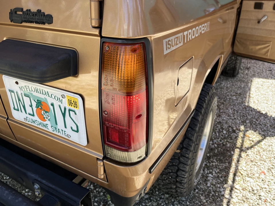 1986 Isuzu Trooper - Image 20 of 31