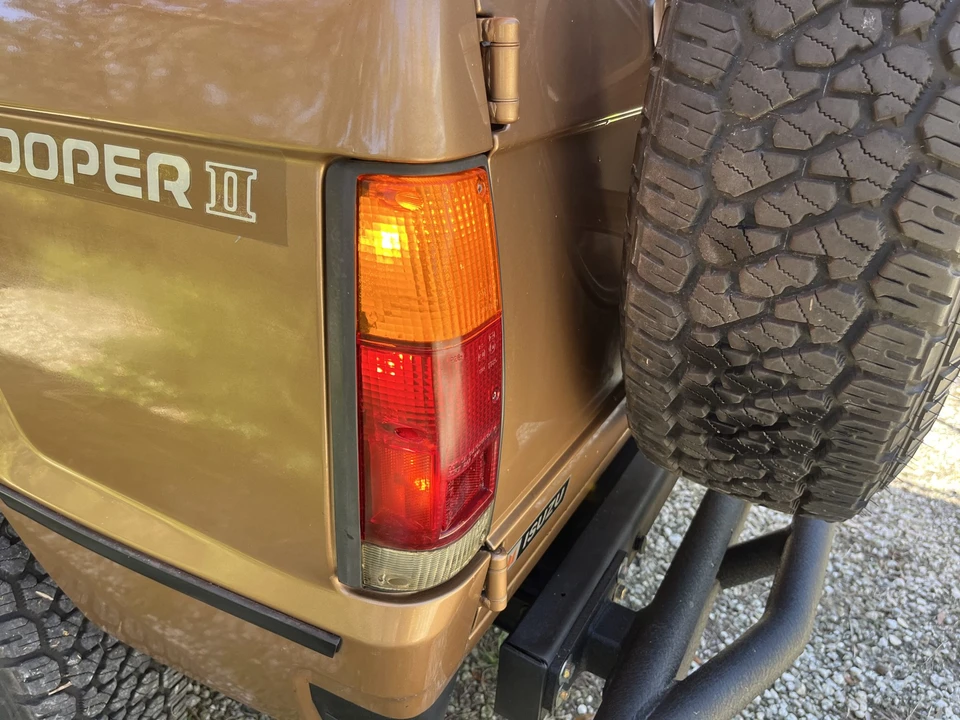 1986 Isuzu Trooper - Image 11 of 31
