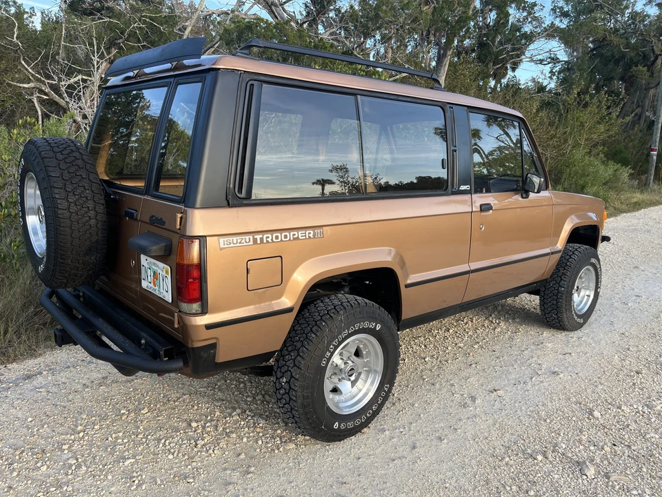 1986 Isuzu Trooper - Image 5 of 31