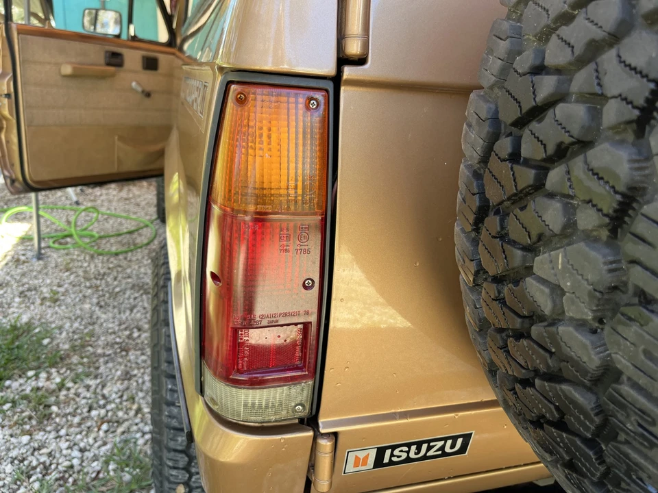 1986 Isuzu Trooper - Image 13 of 31