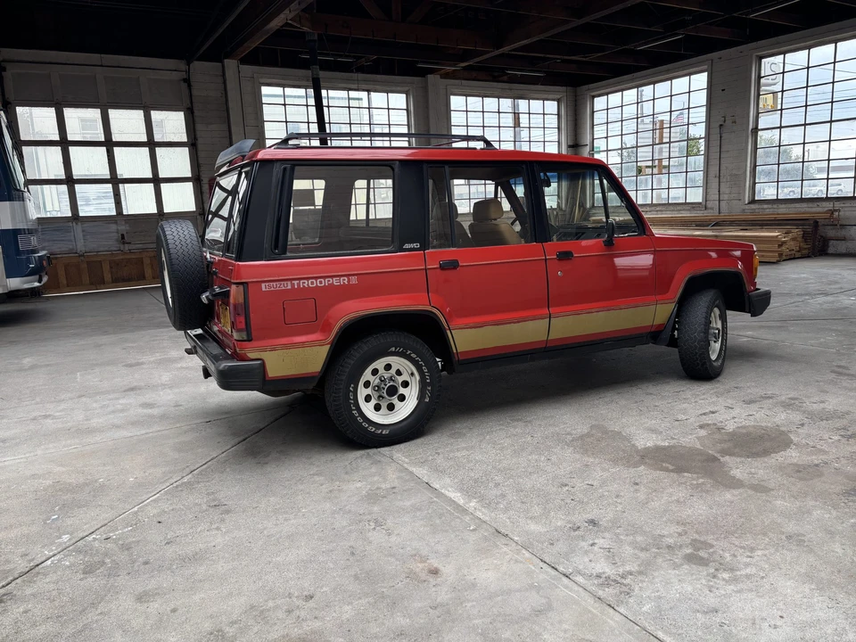 1986 Isuzu Trooper - Image 7 of 31