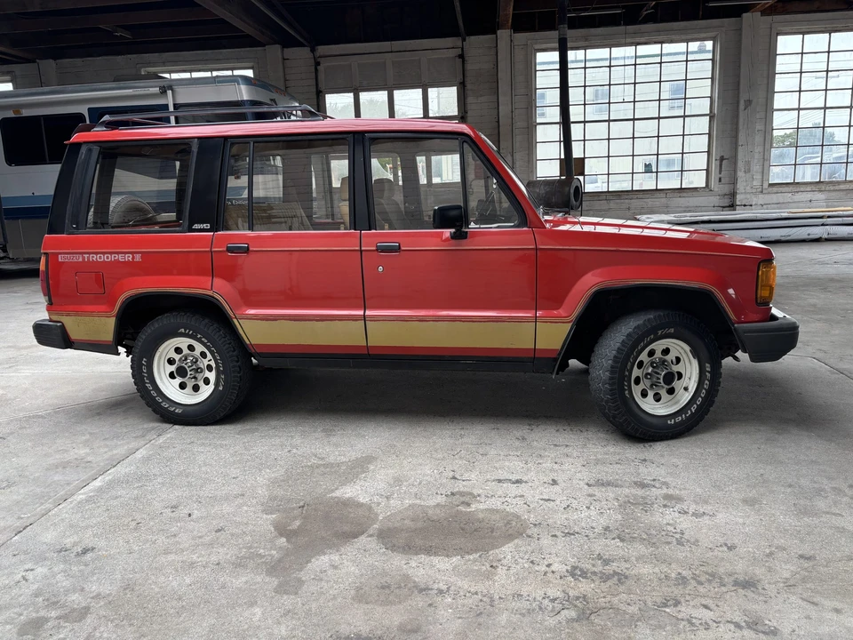 1986 Isuzu Trooper - Image 8 of 31