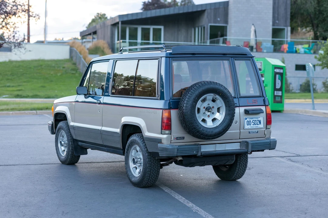 1986 Isuzu Trooper - Image 5 of 31