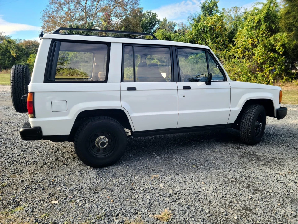 1986 Isuzu Trooper - Image 7 of 31