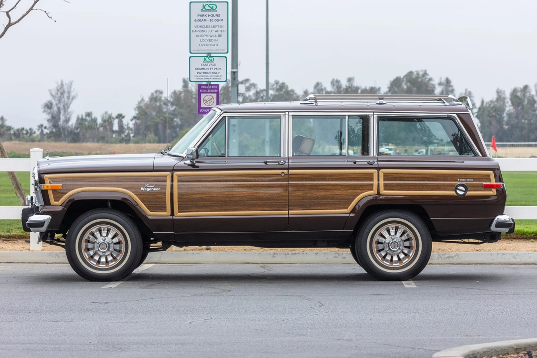 1986 Jeep SJ Grand Wagoneer - Image 13 of 31