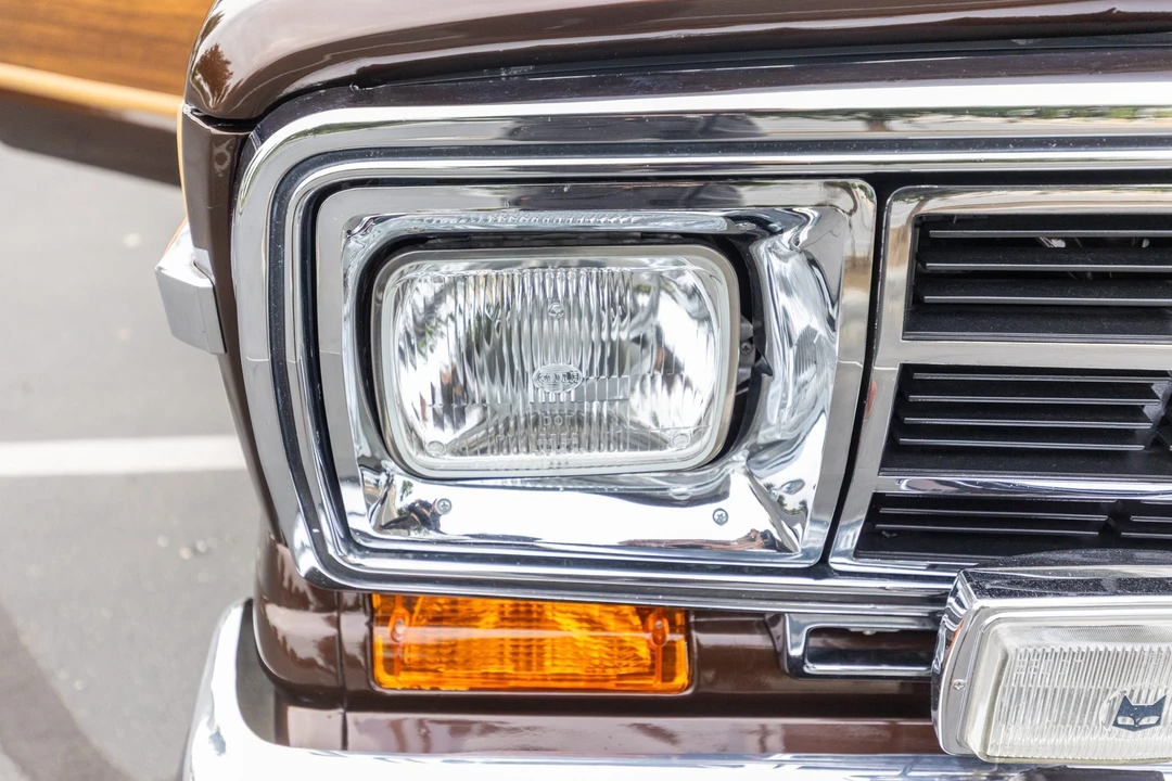 1986 Jeep SJ Grand Wagoneer - Image 15 of 31