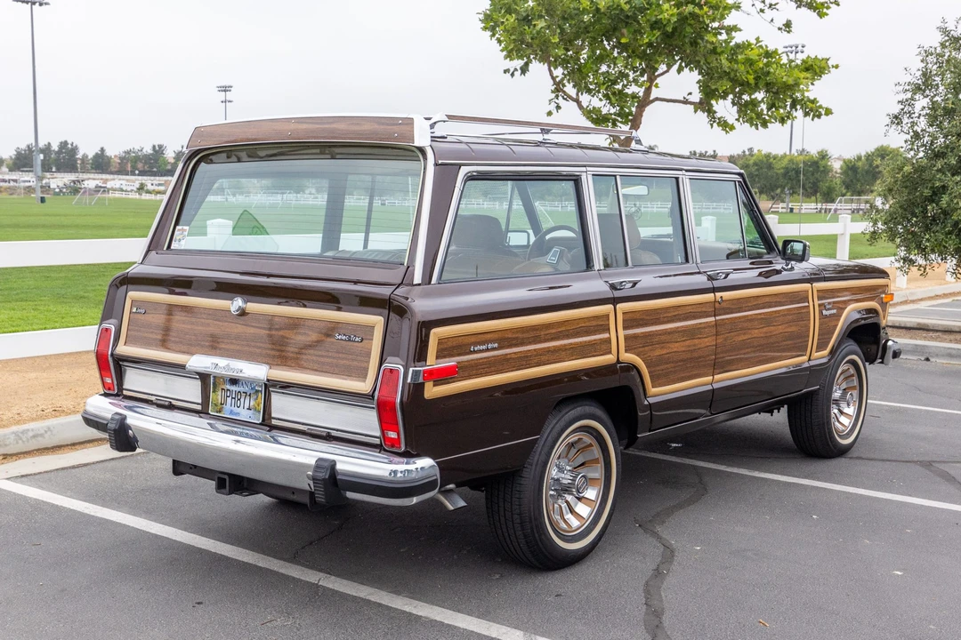 1986 Jeep SJ Grand Wagoneer - Image 9 of 31