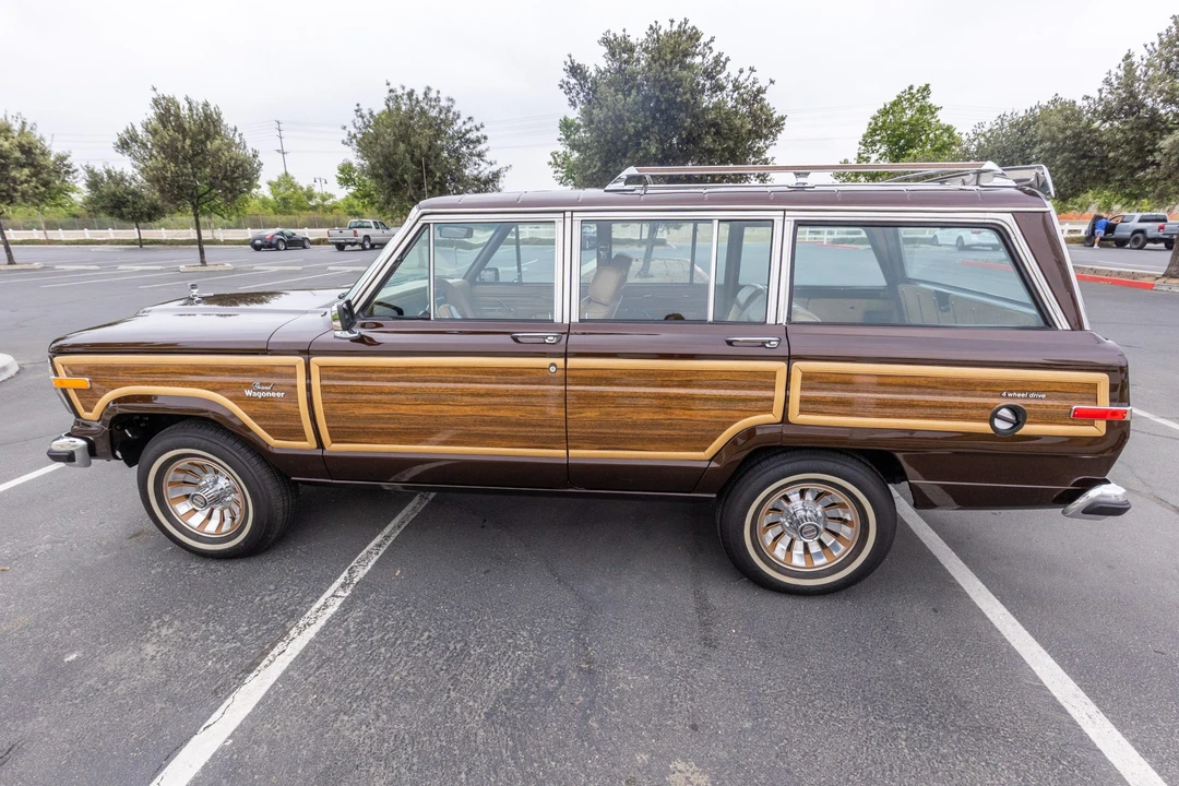 1986 Jeep SJ Grand Wagoneer - Image 12 of 31