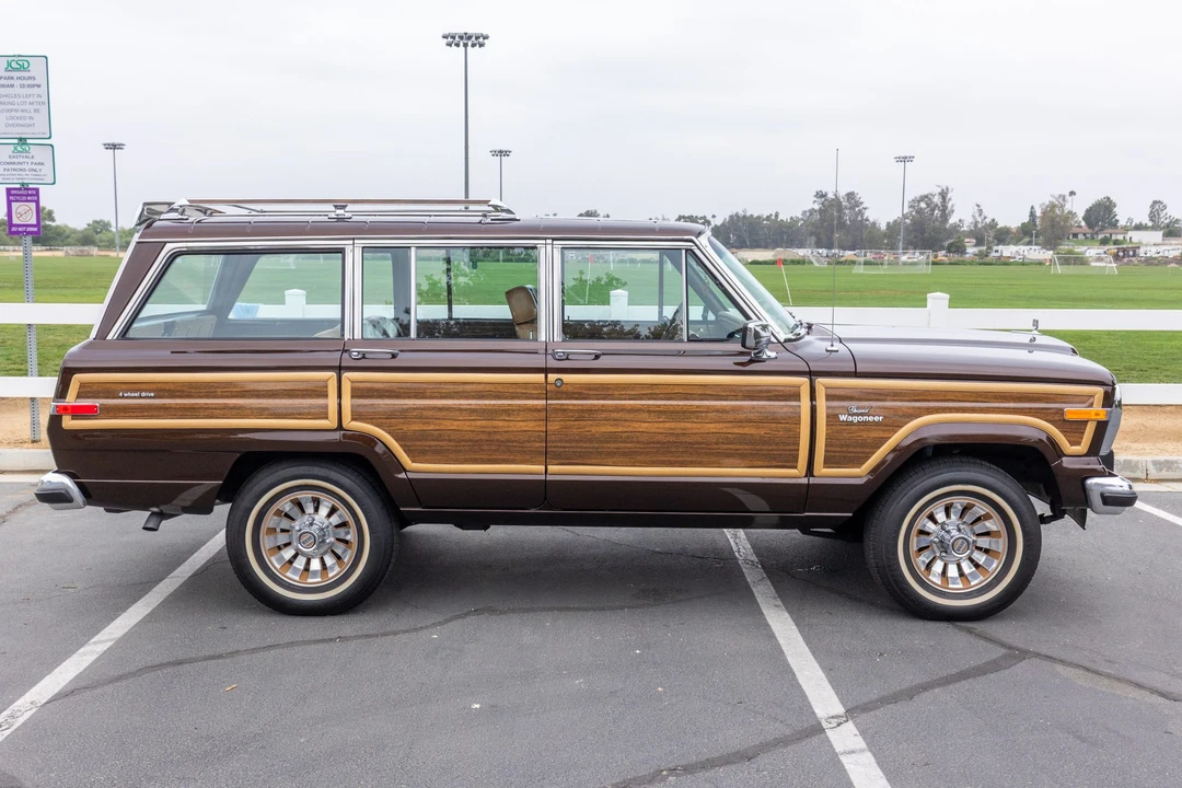 1986 Jeep SJ Grand Wagoneer - Image 8 of 31