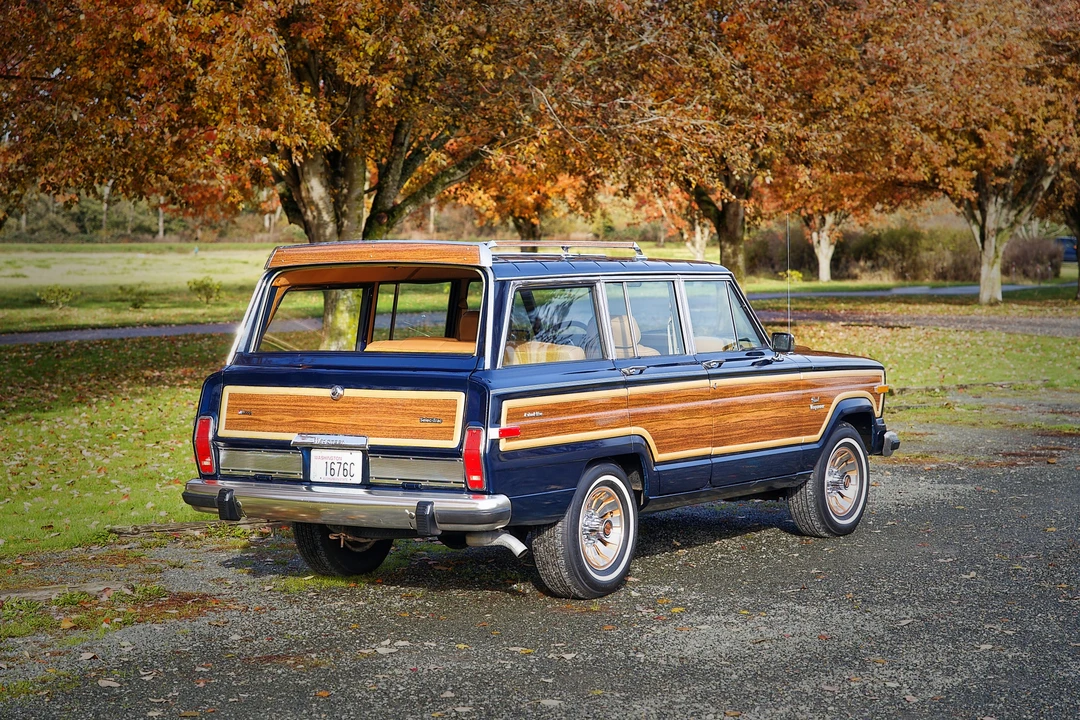 1986 Jeep SJ Grand Wagoneer - Image 10 of 31